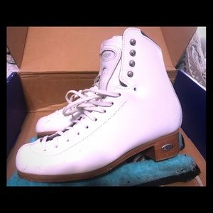 Size 5 N ladies/girls Riedell Edge figure skates.